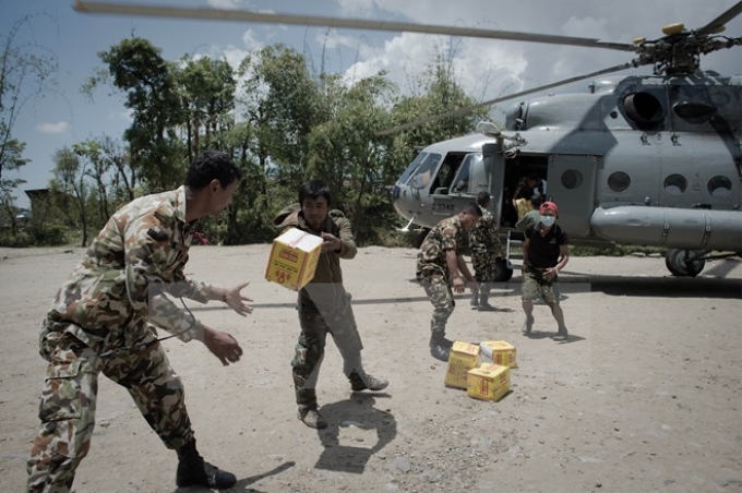 Binh sỹ Ấn Độ chuyển hàng cứu trợ giúp người dân Nepal tại làng Barpak. (Nguồn: AFP/TTXVN)